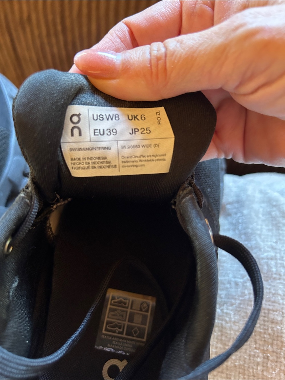 🏁On Running women’s Black and White Cloud-Inspired Sneakers - Picture 4 of 5